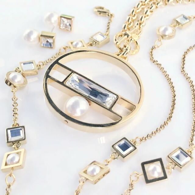 Gold & Pearl but in a Unique & Modern Design - make a statement with our Olga Pendant or opt for soft long layers with our Kim Necklace Or wear them all together 😉 tap the tags to shop these lovelies or visit a local MYKA Retailer #MYKA #mykadesigns #mykajewellery #swarovski #canadiandesigner #swarovskicrystaljewelry #designerjewelry #uniquejewelry #swarovskiearrings #fashioninfluencer #mothersdaygifts #fashionaccessories #jewelry #jewelrylovers #womensaccessories #fashionaddict #fashionover50 #fashionandstyle  #goldjewelry